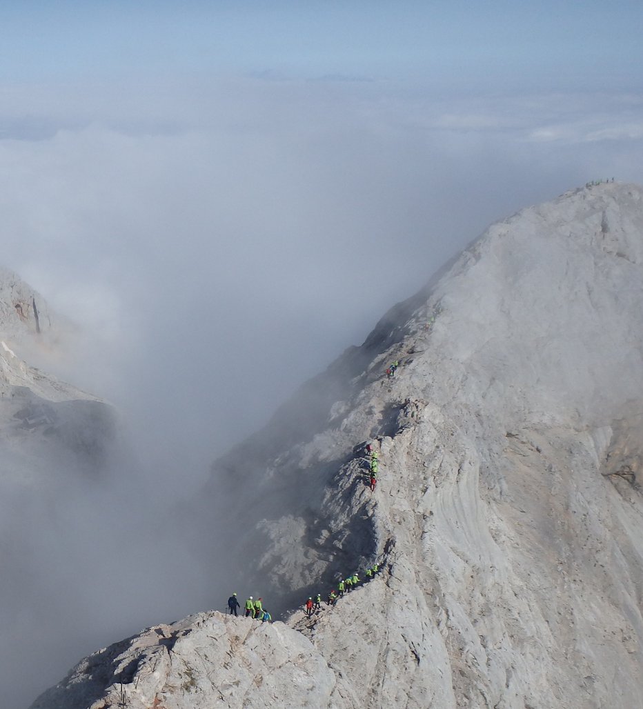 Fotografija: Pogled na greben in Mali Triglav, kjer je neurje ujelo slovaški par. Foto: Boštjan Fon
