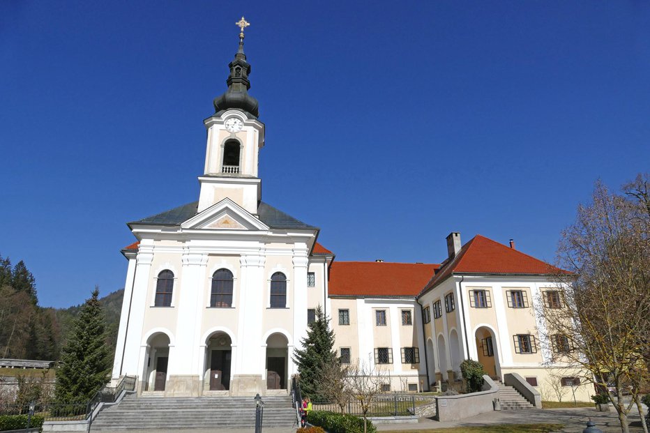 Fotografija: V samostanu Velesovo v Adergasu je najstarejši romarski Marijin kip na Slovenskem. Fotografije: Primož Hieng
