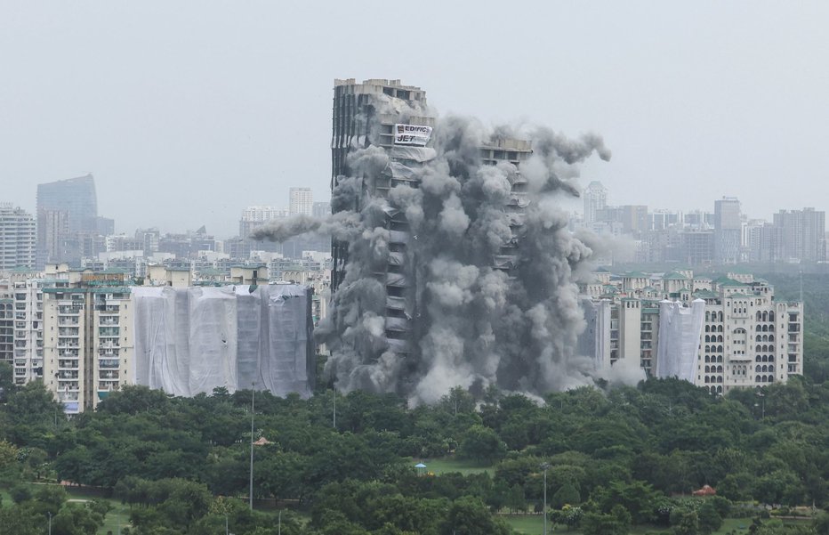 Fotografija: Rušenje stanovanjskih stolpnic bo služilo kot opozorilo v boju proti korupciji in nepravilnostim v gradbeni sferi. FOTO: Anushree Fadnavis, Reuters
