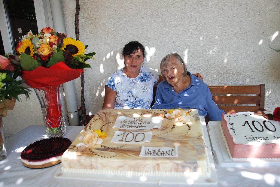 Fotografija: Slavljenka Stanislava Čeper z velikansko torto
