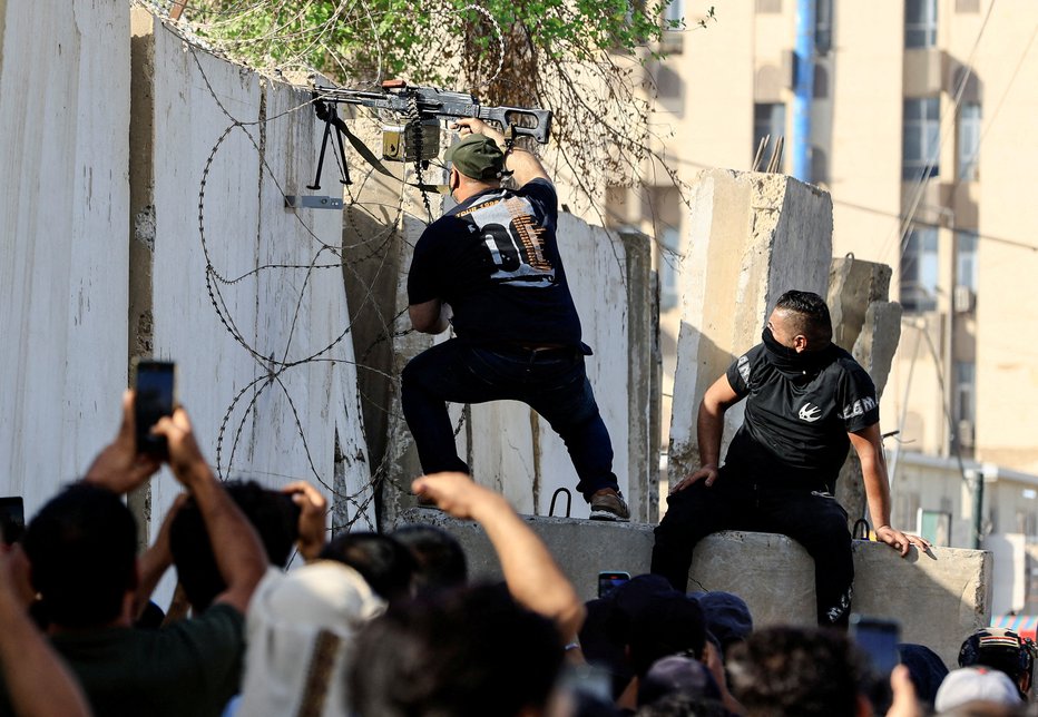 Fotografija: Meseci politične napetosti so se prevesili v nasilje. FOTOgrafiji: Thaier Al-sudani/Reuters
