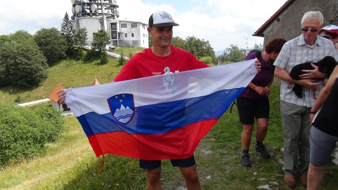 Ob osvojitvi vsakega vrha imajo tudi slovensko zastavo. FOTO: Roman Turnšek
