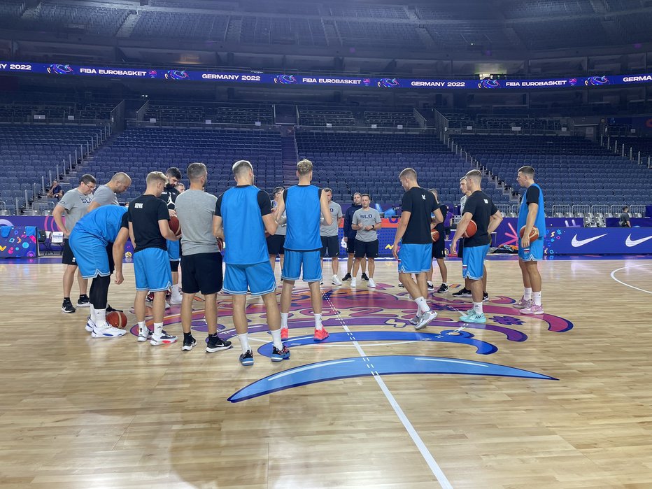Fotografija: Slovenski košarkarji pred treningom v Kölnu FOTO: KZS
