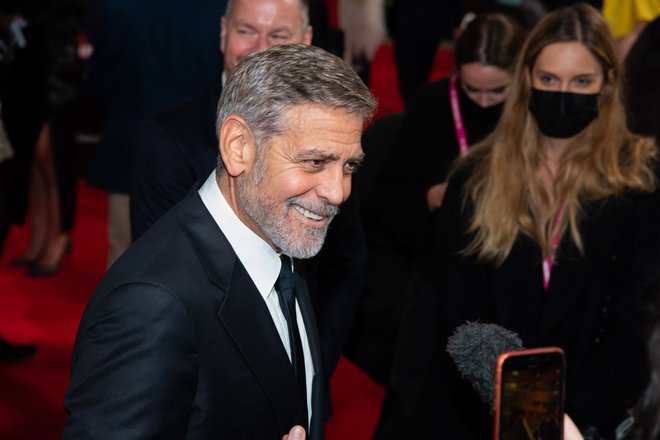 George Clooney

Uporabo družabnih omrežij mu poleg varovanja zasebnosti svoje družine preprečuje tudi strah. Boji se namreč, da bi objavil kaj, kar bi pozneje obžaloval, a tega ne bi več mogel izbrisati oziroma bi za vedno ostalo nekje na spletu. Vsekakor upravičena bojazen.
