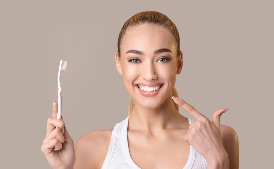 Fotografija: Pravilna in redna ustna higiena je ključna. FOTO: Prostock-studio/Getty Images
