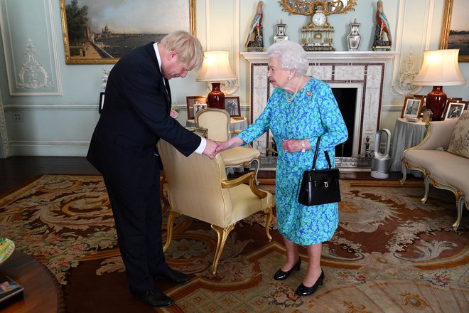 Ko je julija 2019 premier postal Johson, se je s kraljico srečal v Buckinghamski palači. FOTO: Victoria Jones/Reuters
