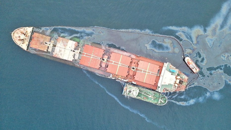 Fotografija: Na pol potopljena ladja OS 35, potem ko je v sredo v bližina Gibraltarja trčila s tankerjem, ki je prevažal utekočinjen naftni plin. FOTO: Gibraltar Government, Reuters
