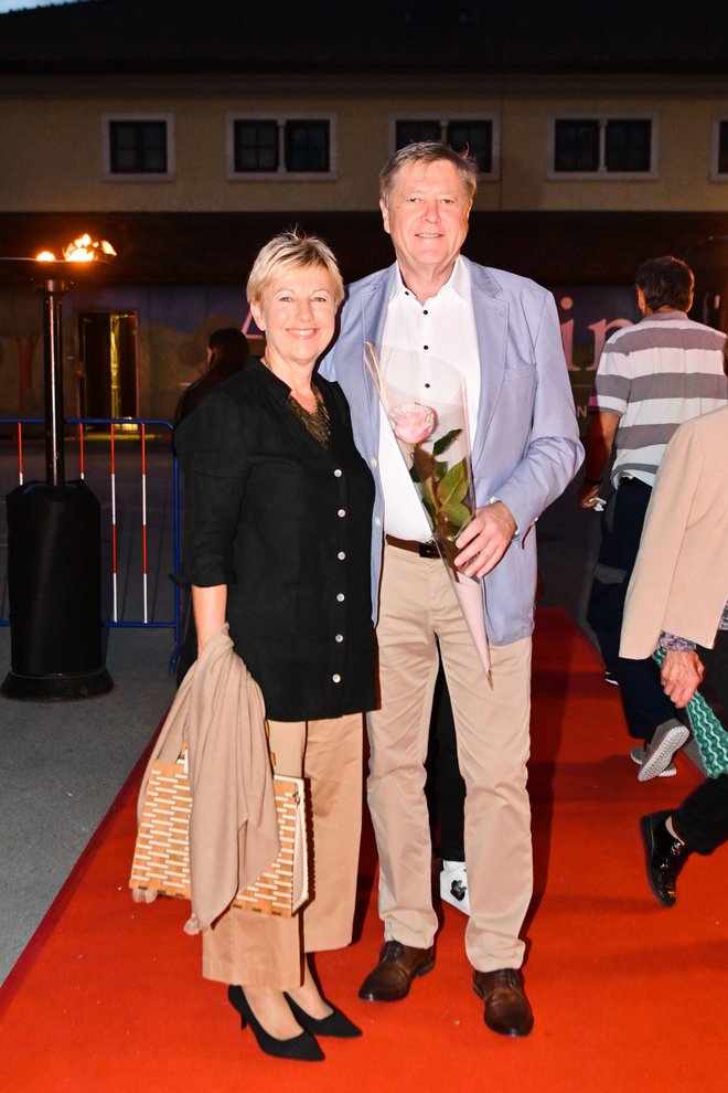 Voditeljica Odmevov Rosvita Pesek je uživala v družbi moža Mitje Ferenca, vodje zasedbe Prifarski muzikanti.
