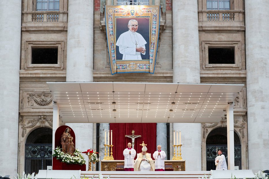 Fotografija: Papež Frančišek ga je včeraj razglasil za blaženega. FOTO: Remo Casilli/REUTERS
