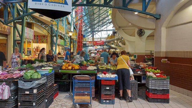 Pokrita tržnica Lehel je med domačini zelo priljubljena.

