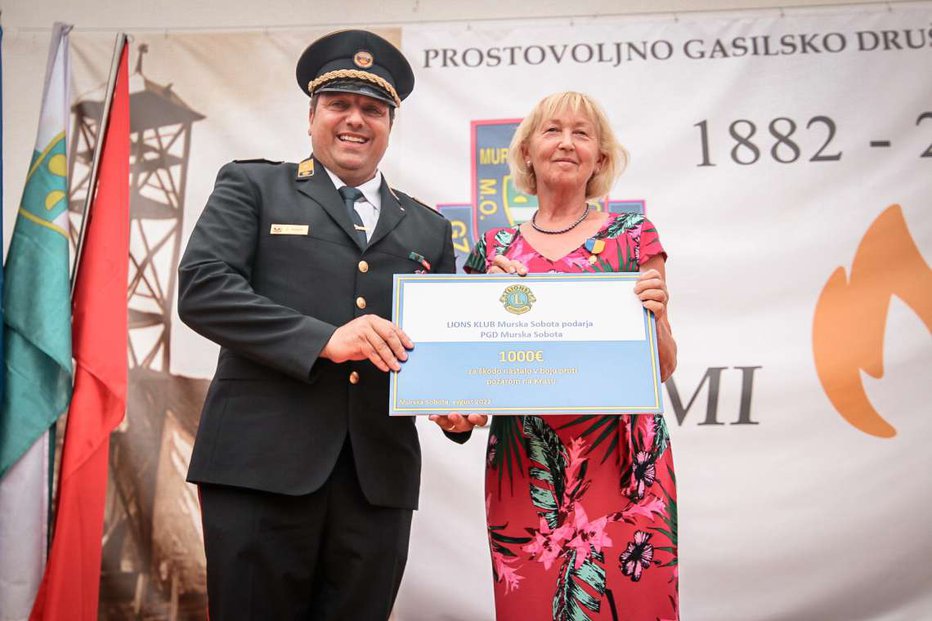 Fotografija: Cvetka Sreš iz Lions kluba MS je predsedniku PGD Dejvidu Rakarju izročila donacijo.
