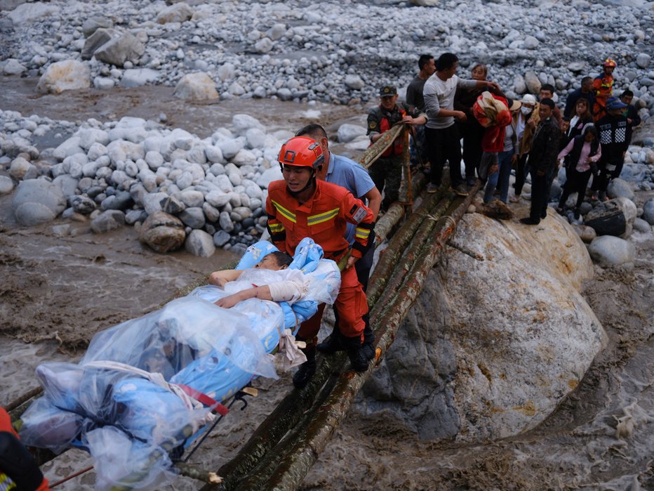 Fotografija: Reševanje po rušilnem potresu. FOTO: China Daily Via Reuters
