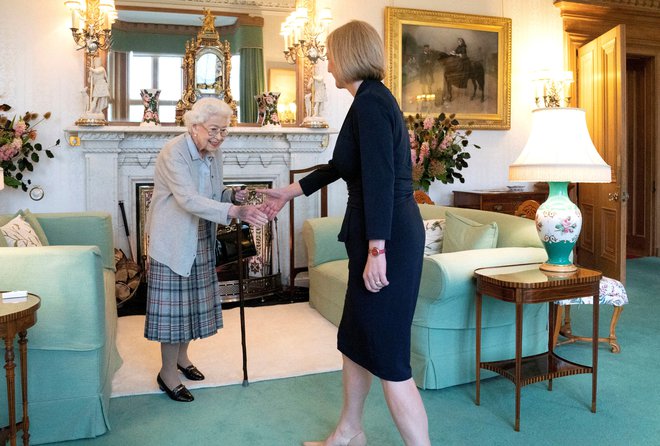 Fotografija, ki je prestrašila Britance – rokovanje kraljice Elizabete II. in nove britanske premierke Liz Truss. FOTO: Jane Barlow, Pool Reuters
