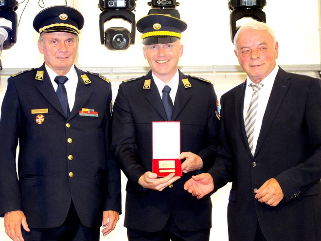 Predsedniku PGD Primožu Močniku sta zlato plaketo GZS izročila podpredsednik slednje Jože Derlink in župan Franc Čebulj.
