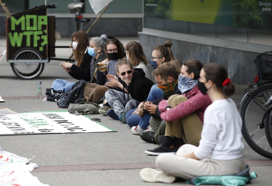 Fotografija: Protest pred ministrstvom za okolje in prostor, v Ljubljani 26. maj 2020. FOTO: Matej Družnik
