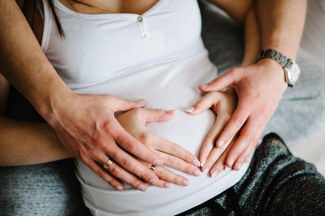 Tveganja, ki ga izpostavljenost alkoholu prinaša v nosečnosti, nikoli ne moremo napovedati. FOTO: Serhii Sobolevskyi/Getty Images
