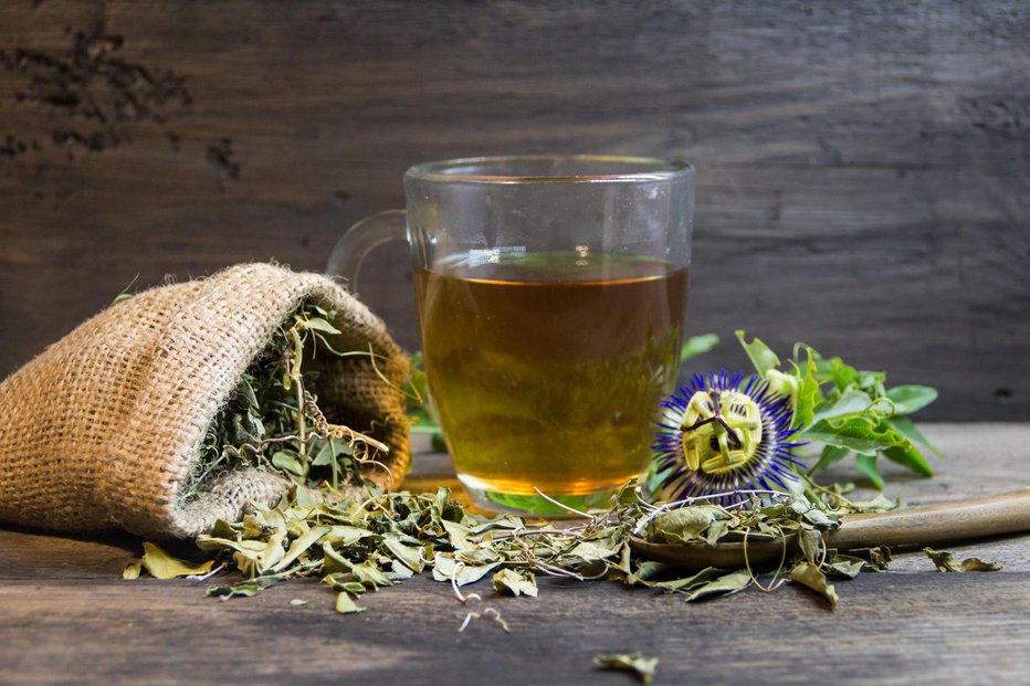 Fotografija: K daljšemu življenju pripomore tudi čaj iz izbranih rastlin.FOTO: Gabrielabertolini, Getty Images

