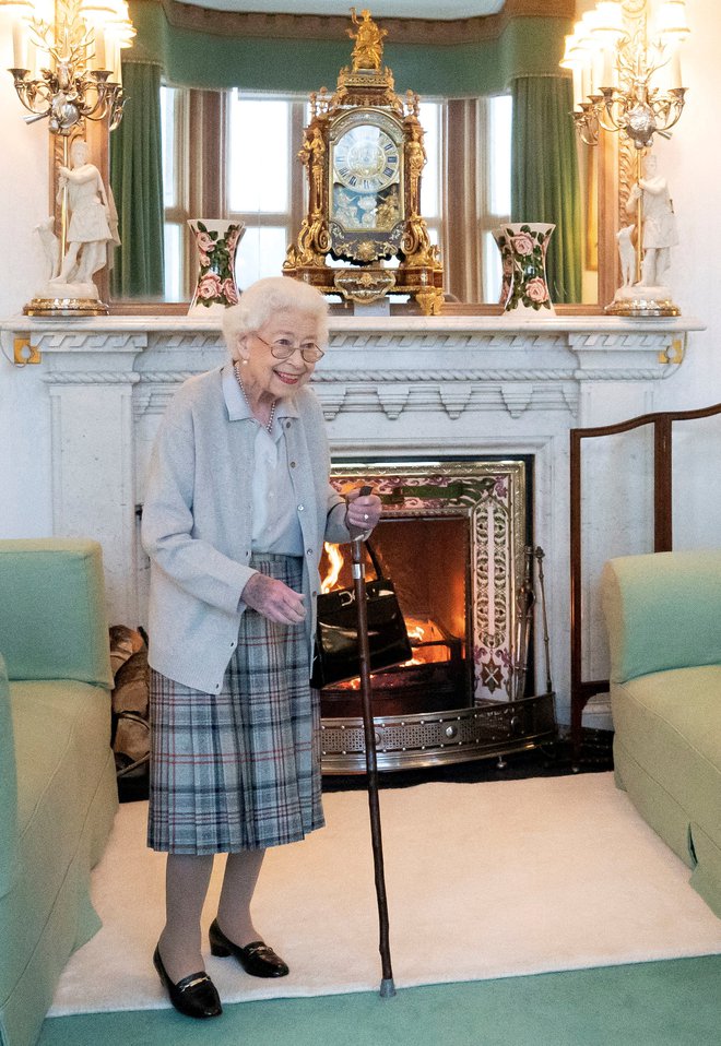 Kraljica Elizabeta II. ob sprejemu Liz Truss. FOTO: Pool Reuters
