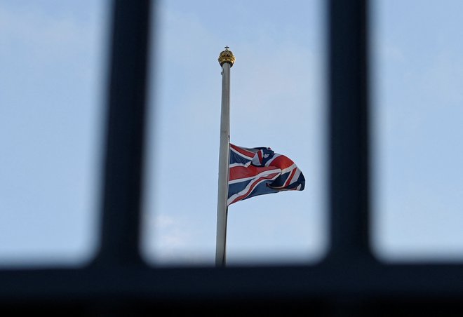 Zastava na Buckinghamski palači je spuščena. FOTO: Toby Melville Reuters
