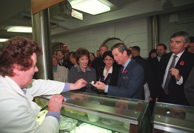 Obiskal je ljubljansko tržnico s takratno županjo Viko Potočnik. FOTO: Igor Modic, Delo
