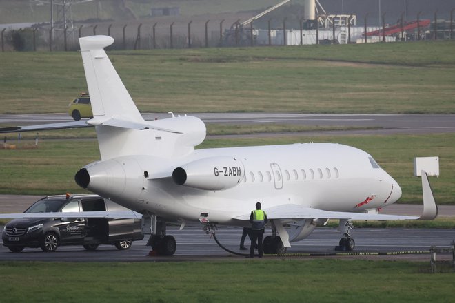 Letalo, s katerim bo Karel III. poletel v London, je že pripravljeno. FOTO: Phil Noble, Reuters
