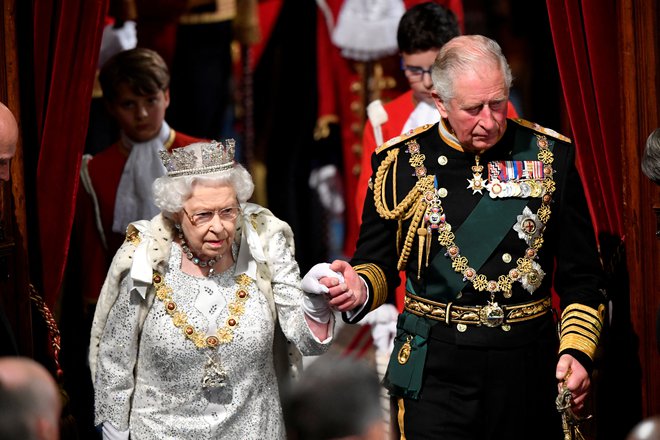 Kraljica Elizabeta II. in princ Charles, danes kralj Karel III., ob odprtju parlamenta leta 2019. FOTO: Toby Melville, Reuters
