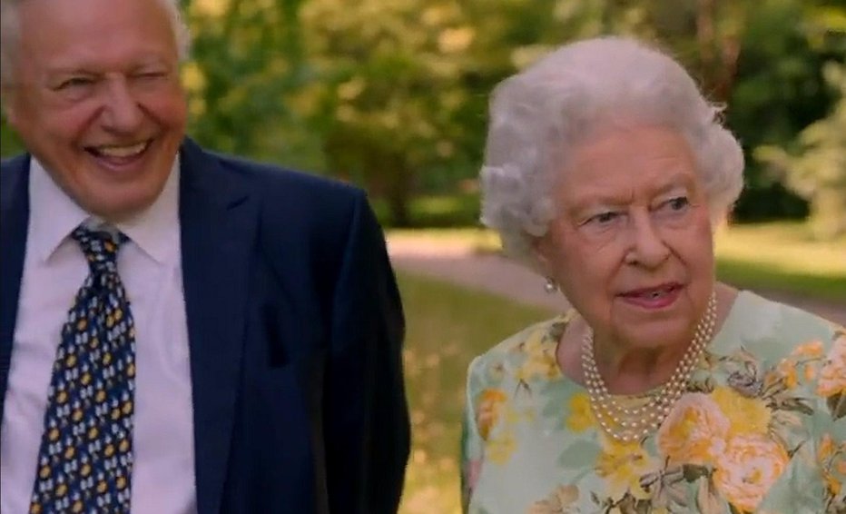Fotografija: Davidom Attenborough in kraljica Elizabeta II. med snemanjem dokumentarca Kraljičin zeleni planet. FOTO: Twitter, zaslonski posnetek
