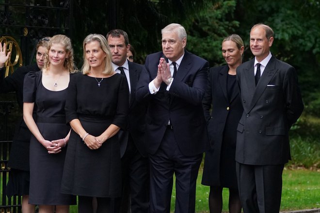 Tudi osovraženi princ Andrew se je pridružil žalujoči družini in po več mesecih prvič nastopil v javnosti. FOTO: Owen Humphreys/Reuters
