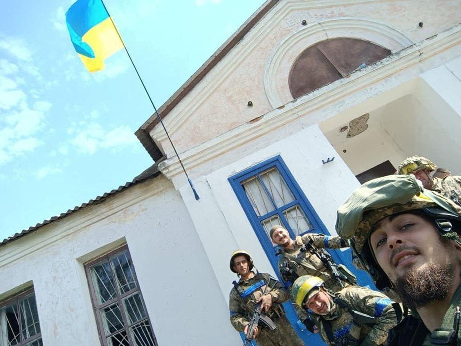 Fotografija: Ukrajinski vojaki so izobesili zastavo v kraju Vasilenkovo. FOTO: Territorial Defence Of The Ukrai, Via Reuters

