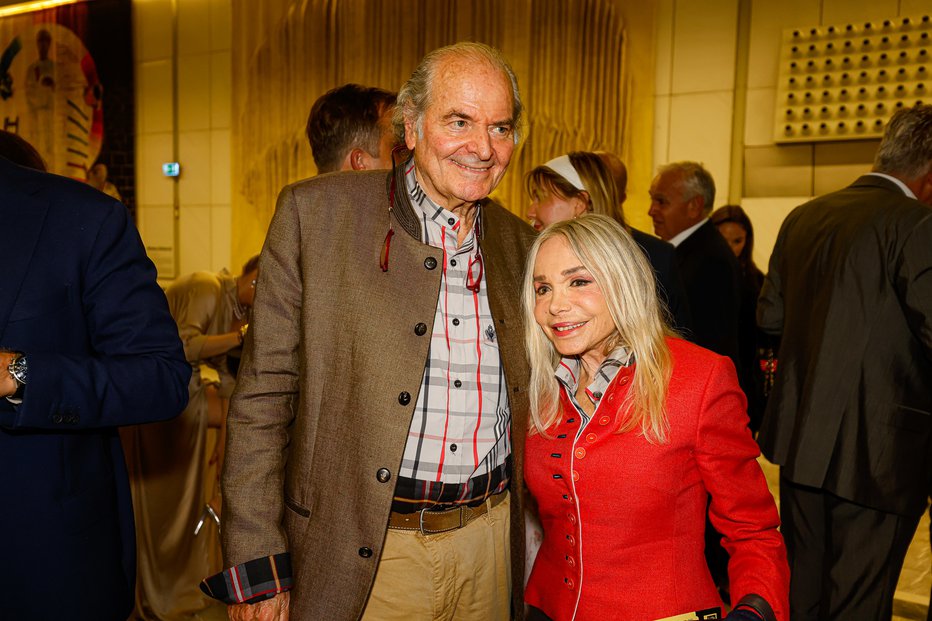 Fotografija: Med obiskovalci je bila znova italijanska televizijska zvezdnica, danes 82-letna Maria Giovanna Elmi, ki je na koncert prišla z možem, podjetnikom Gabrielom Massaruttom. FOTOGRAFIJE: MEDIASPEED.net
