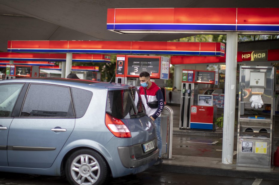 Fotografija: Cena bencina naj bi se jutri precej znižala, cena dizla pa le malenkost. FOTO: Voranc Vogel, Delo
