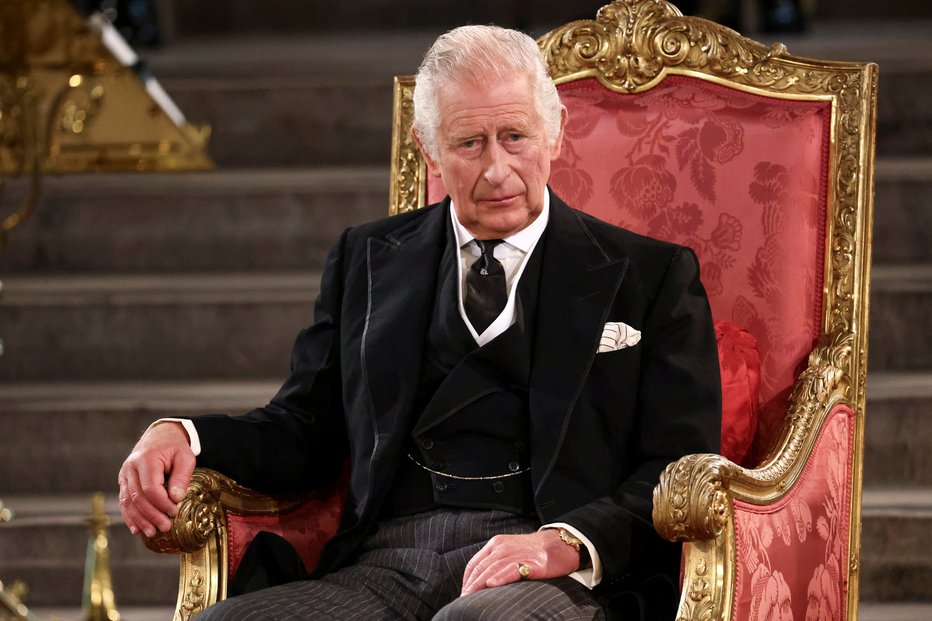 Fotografija: Kralj Karel III. v Westminsterski dvorani ob izrazu sožalja britanskega parlamenta. FOTO: Henry Nicholls, Reuters
