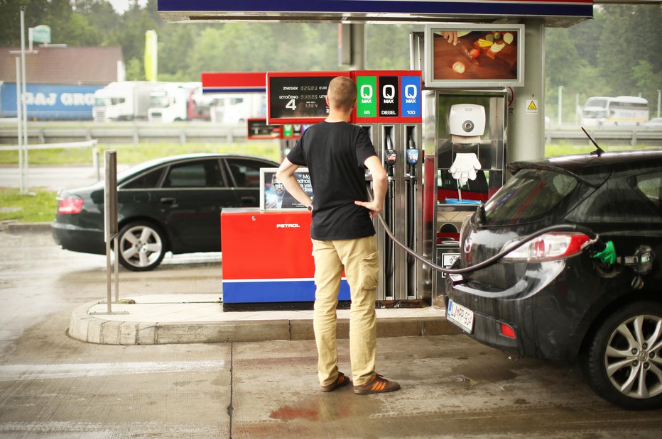 Fotografija: Dizelsko gorivo bo cenejše za dobrih osem centov, bencin pa za slabih 14. FOTO: Jure Eržen, Delo

