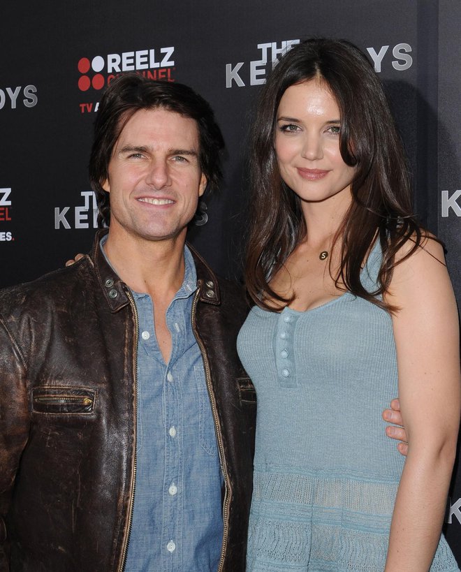 Tom Cruise in Katie Holmes

Po ločitvi od Nicole se je Tom poročil s Katie Holmes, s katero ima hčerko Suri. Ker je privrženec scientološke vere, zavrača uradno izobrazbo, zato sta tedanja zakonca deklico poučevala doma. »Všeč mi je tako oseben način izobraževanja. Vesela sem, da je moja hči močna in odločna in da ji lahko zagotoviva, kar potrebuje,« je mama povedala leta 2010. Ko sta se ločila, je deklico vpisala v katoliško šolo.
