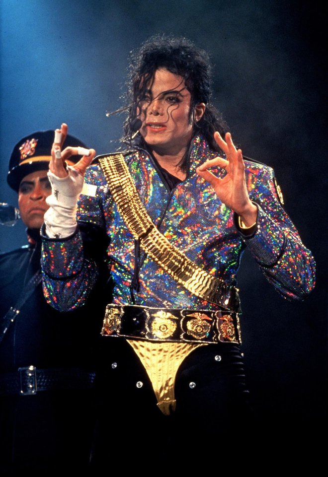 Michael Jackson

Kralj popa je svoje tri otroke šolal doma, saj je bil, kot je leta 2017 povedala najstarejša Paris, do njih izjemno zaščitniški. »Stiki z drugimi so bili zelo omejeni, posledično nam je primanjkovalo socialnih veščin,« je dejala in otroci so jih morali, ko je oče preminul, pospešeno usvajati.
