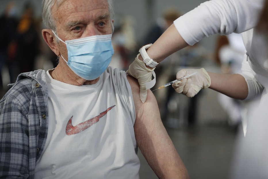 Fotografija: Novo cepivo je primerno samo za poživitvene odmerke. FOTO: Leon Vidic, Delo
