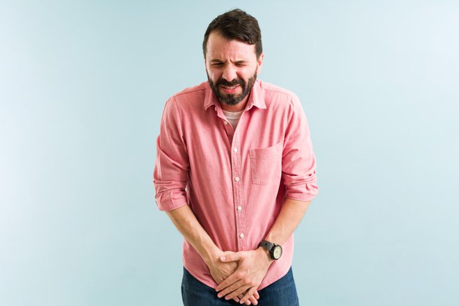 Pri moških je pogosto povezana s težavami s prostato. FOTO: Antonio_diaz/Getty Images
