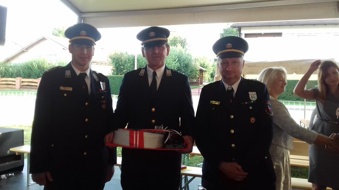 S kolegi so se veselili tudi člani prijateljskega gasilskega društva Paška vas pri Celju.

