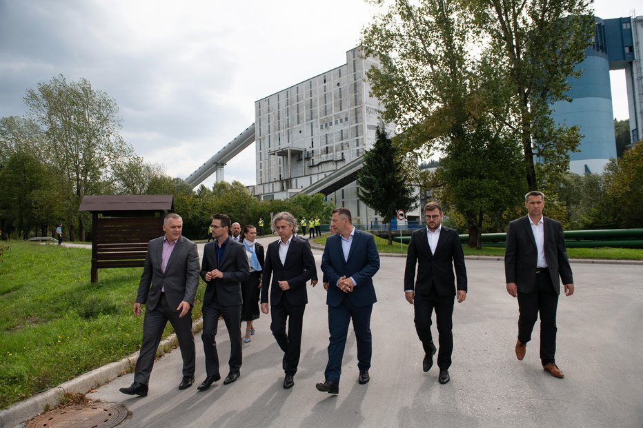 Fotografija: Predsednik vlade Robert Golob in minister za infrastrukturo Bojan Kumer sta obiskala Premogovnik Velenje. FOTO: Miran Beškovnik
