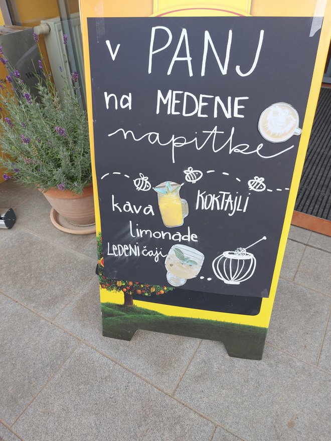 Del Čebelarskega razvojno-izobraževalnega centra Gorenjske je kavarna Panj, v kateri lahko naročimo tudi kavo z medom.
