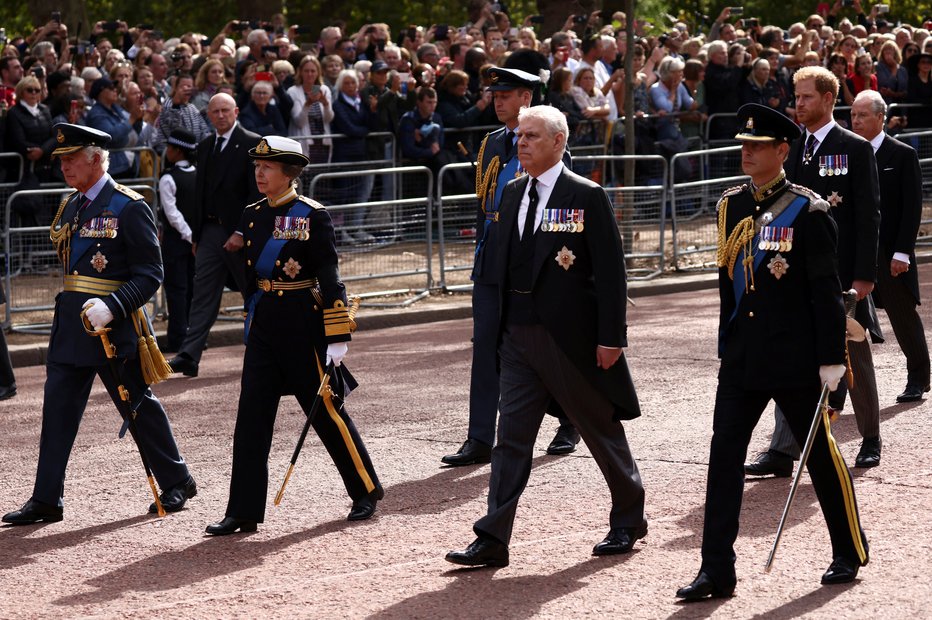 Fotografija: Med sprevodom od Buckinghamske palače do Westminstrske dvorane sta bila princa Andrew in Harry v civilni obleki, a z medaljami. FOTO: Henry Nicholls/Reuters
