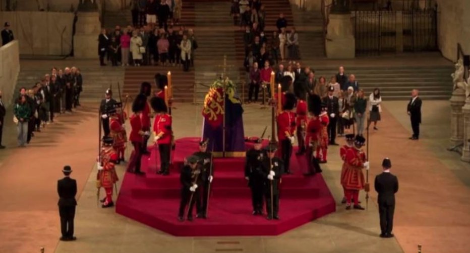 Fotografija: Kraljica Elizabeta II. na svoji zadnji poti. FOTO: Youtube, posnetek zaslona
