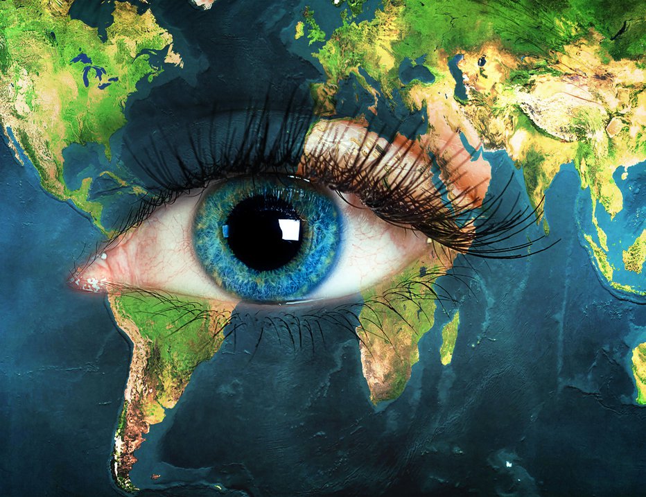 Fotografija: Eye integrated with the world map.