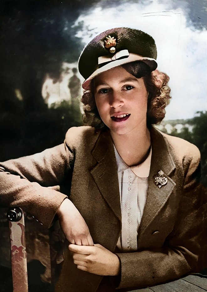 Leta 1940 je pri 14 letih otrokom poslala spodbudno sporočilo prek radia, potem pa se med drugo svetovno vojno izučila za avtomehaničarko in voznico. Pri 18 letih, februarja 1945, se je pridružila ženskemu oddelku britanske vojske, kjer je bila vajenka za motorna vozila in se naučila voziti tovornjak. Šlo ji je tako dobro, da je bila častno povišana v nižjo poveljnico. S sestro Margareto sta se pomešali v množico, ki se je veselila konca vojne na londonskih ulicah.
