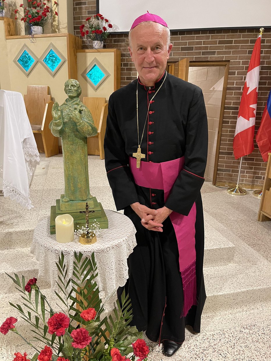 Fotografija: Škof dr. Anton Jamnik ob Baragovem kipcu FOTOGRAFIJE: Osebni arhiv
