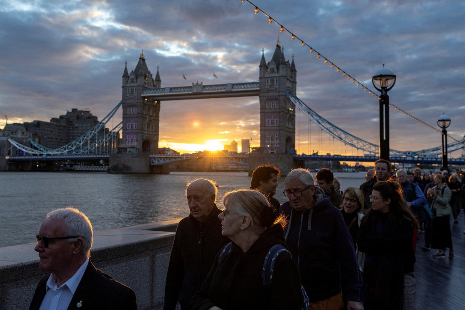Fotografija: Vrsta žalujočih je dosegla znameniti Tower Bridge. FOTO: Alkis Konstantinidis/Reuters
