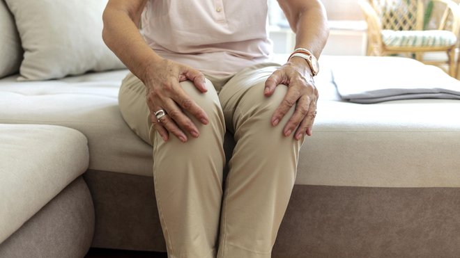 Osteoartroza je najpogostejše patološko stanje sklepov, ki lahko prizadene kateri koli gibljivi sklep, najpogosteje pa kolena, kolke in sklepe rok.
