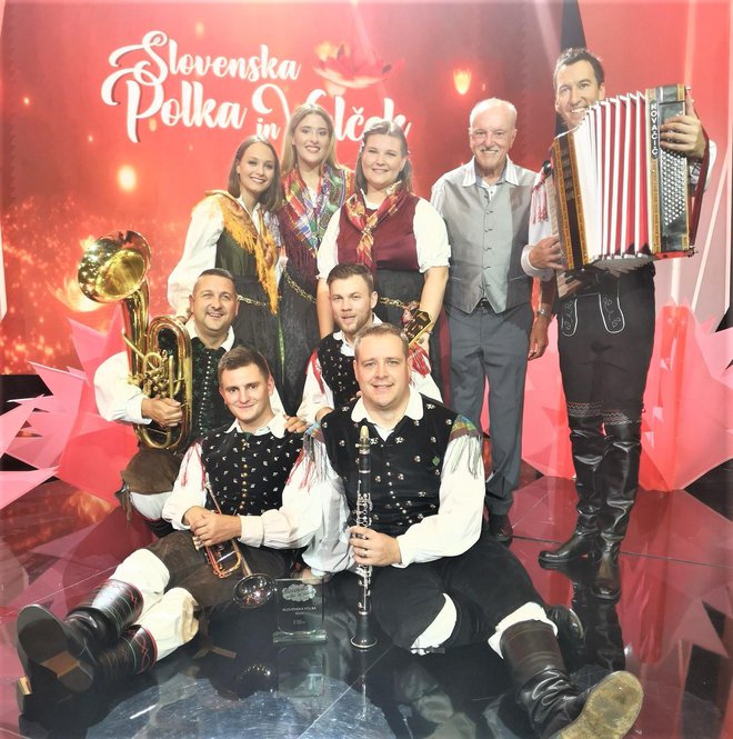 Cik-Cak kvintet z avtorjem melodije zmagovalne polke Jožetom Burnikom
