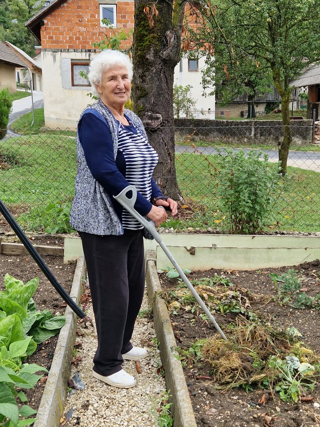 88-letna mama Rozalija, ki je bila ob našem obisku na vrtu, je zadovoljna, da je spet lahko v svojem domu.
