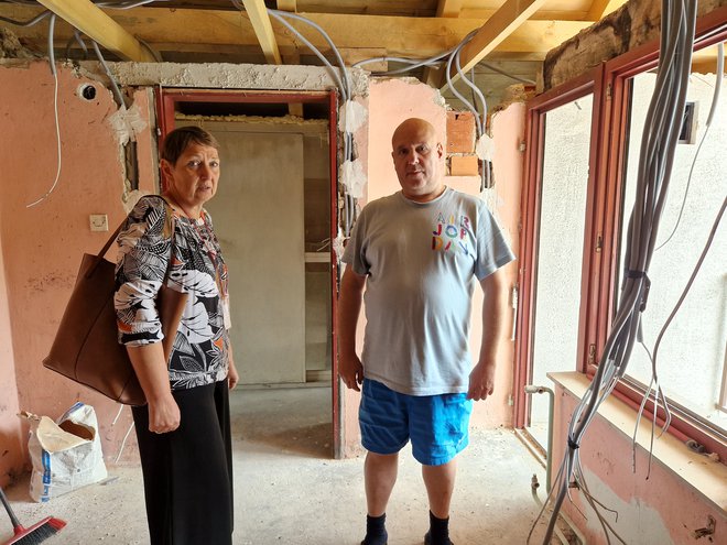 Barbara Ozimek in Martin Meke v stanovanju, ki ga je treba še urediti.
